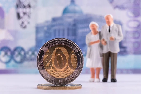 200 Kazakistan parası ve yaşlı evli bir çiftin sembolik figürleri.