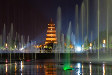 Çin, Xi 'an' daki büyük fıskiyenin ve Büyük Vahşi Kaz Pagoda 'nın gece manzarası 