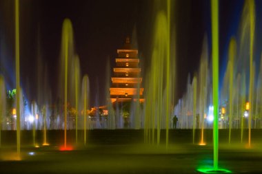 Çin, Xi 'an' daki büyük fıskiyenin ve Büyük Vahşi Kaz Pagoda 'nın gece manzarası 