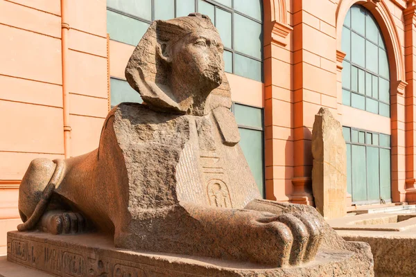 2018 Kairo Ägypten Eine Sphinx Skulptur Vor Dem Eingang Des — Stockfoto