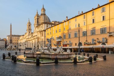 05.25.2019. Roma, İtalya. Piazza Navona, Neptün çeşmesi ve sabahın erken saatlerinde St. Agnes kilisesi.
