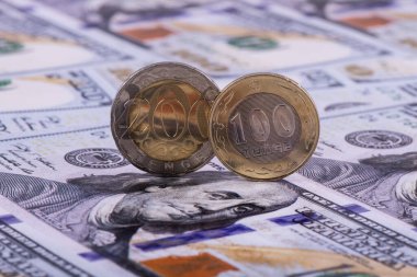 100 'lük ve 200' lük Kazakistan madeni paraları 100 'lük banknotların arka planına karşıdır..