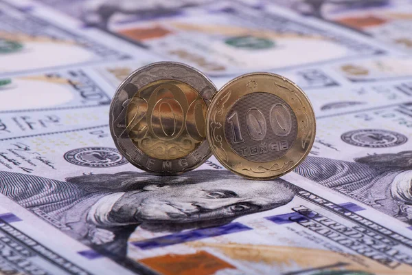 100 'lük ve 200' lük Kazakistan madeni paraları 100 'lük banknotların arka planına karşıdır..