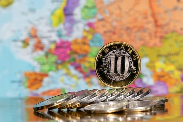 Avrupa 'nın siyasi haritasında 10 Yuan ve 1 Yuan madeni para