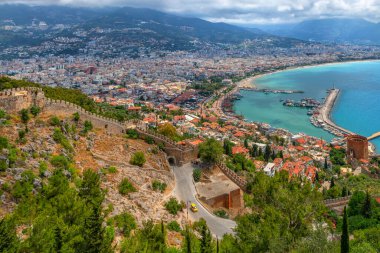 Türkiye 'nin Alanya kentinin güzel bir manzarası ve ortaçağ kalesinin korunduğu dağın tepesindeki liman..