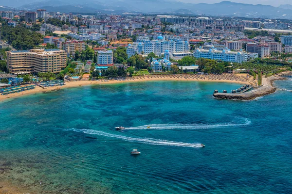 土耳其旅游胜地阿拉亚城的一个风景如画的海湾 内有海滩和酒店 — 图库照片