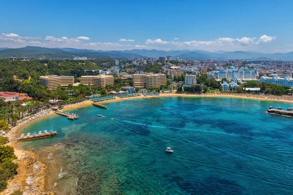 Türkiye 'nin tatil beldesi Alanya' nın Avsallar bölgesinde plajları ve otelleri olan pitoresk bir koy