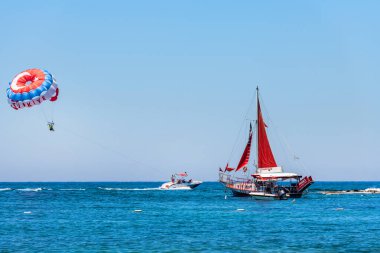 06.10.2021. Alanya, Türkiye. Bir motorlu tekne, üzerinde 