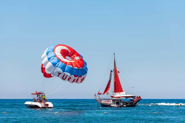 06.10.2021. Alanya, Türkiye. Bir motorlu tekne, üzerinde 