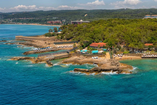 土耳其旅游胜地阿拉亚城的一个风景如画的海湾 内有海滩和酒店 — 图库照片