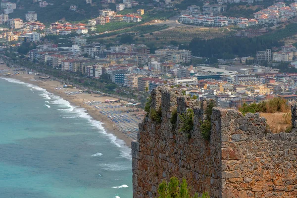 Fragmentos Das Fortificações Uma Fortaleza Medieval Uma Colina Acima Cidade — Fotografia de Stock