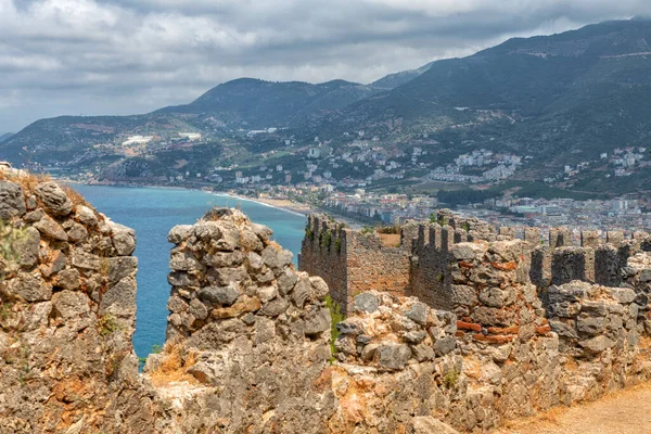 Fragmentos Das Fortificações Uma Fortaleza Medieval Uma Colina Acima Cidade — Fotografia de Stock