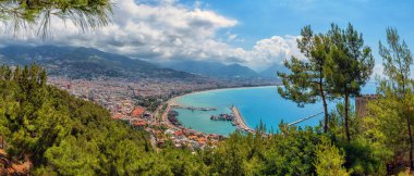 Türkiye 'nin Alanya kentinin güzel bir manzarası ve ortaçağ kalesinin korunduğu dağın tepesindeki liman..