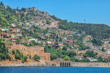 Türkiye 'nin Alanya kentindeki ortaçağ kalesine deniz manzarası