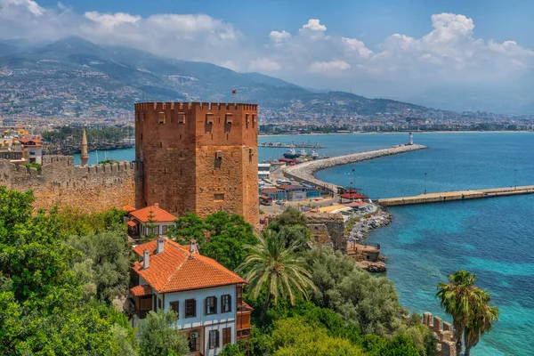 2021 阿拉亚 土耳其 土耳其安塔利亚市一座中世纪城堡的红塔和防御工事墙 — 图库照片