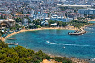 Türkiye 'nin tatil beldesi Alanya' nın Avsallar bölgesinde plajları ve otelleri olan pitoresk bir koy