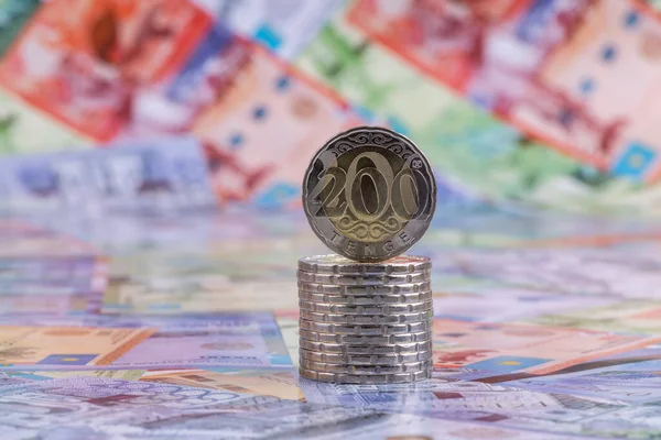 Монети Номіналом 200 Казахстанських Тенге Тлі Казахстанських Банкнот — стокове фото