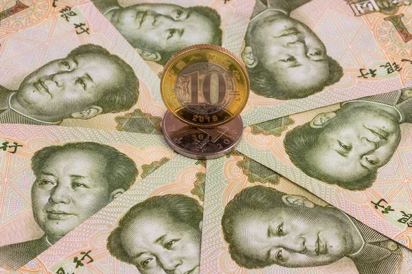 一枚10元硬币 周围是1元钞票的碎片 上面有毛主席的肖像 — 图库照片