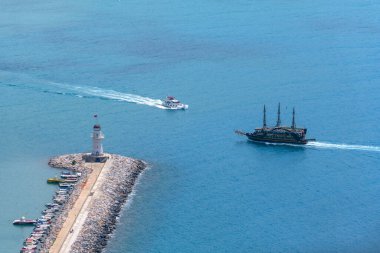 Alanya, Türkiye 06.13.2021. Türkiye 'nin Alanya kentinin limanının girişindeki deniz feneri
