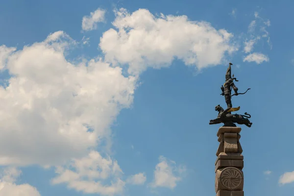 Almaty Cazaquistão 2021 Estátua Homem Dourado Localizada Topo Monumento Independência — Fotografia de Stock