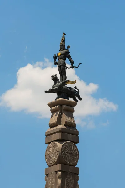 Almaty Kazajstán 2021 Estatua Del Hombre Oro Situada Cima Del — Foto de Stock