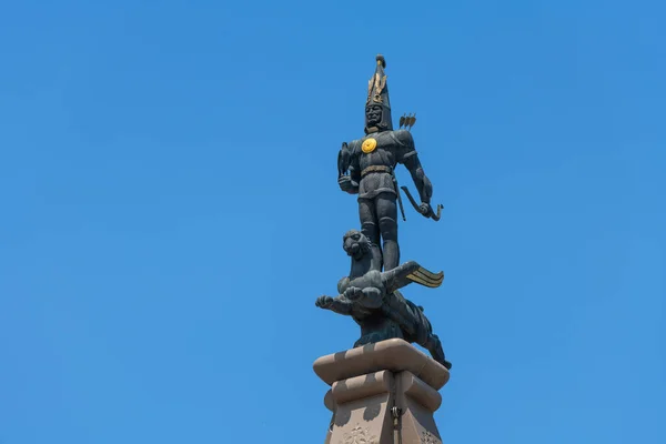 Almaty, Kazakistan, 07.07.2021. Almaty şehrindeki Bağımsızlık Anıtı 'nın tepesinde bulunan 