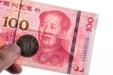 10 RMB madeni para ve 100 RMB banknot