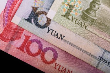 Banknotlar 1, 10 ve 100 Çin yuanı değerinde.