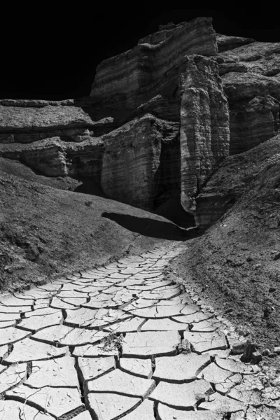 夏日里 高山峡谷里干枯的河床 — 图库照片