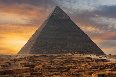Mısır 'ın Giza platosundaki Khafre Piramidi, gökyüzünün arka planına karşı.