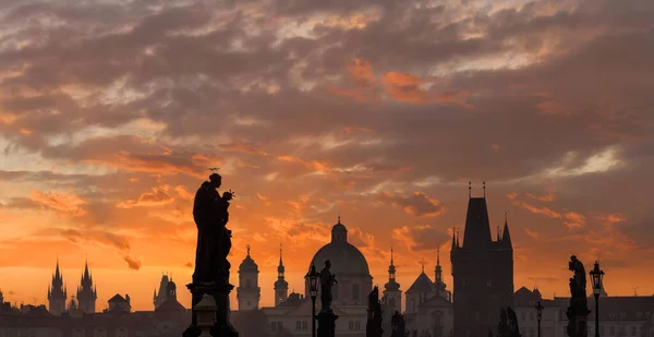 Solopgang Hovedstaden Tjekkiet Prag Med Silhuetter Bygninger Statuer - Stock-foto