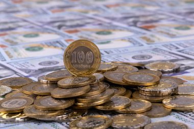 100 Kazakistan parasına karşılık 100 Amerikan Doları 'na karşılık 100 Kazakistan parası.