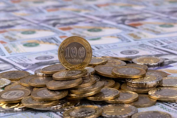 Munten Denominatie Van 100 Kazachstani Tenge Tegen Achtergrond Van Coupures — Stockfoto