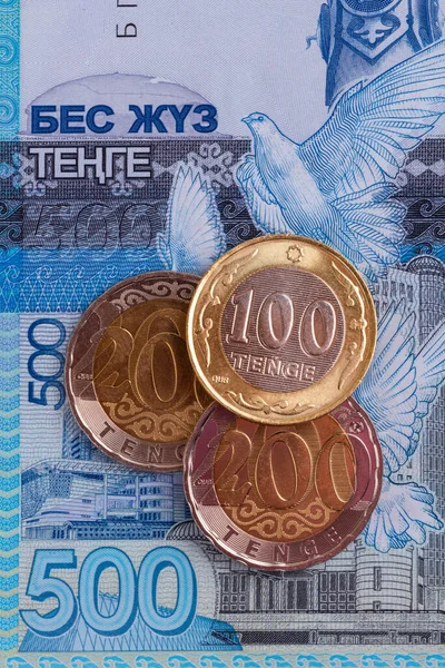 Monedas Denominación 100 200 Tenge Kazajo Contexto Una Denominación 500 —  Fotos de Stock