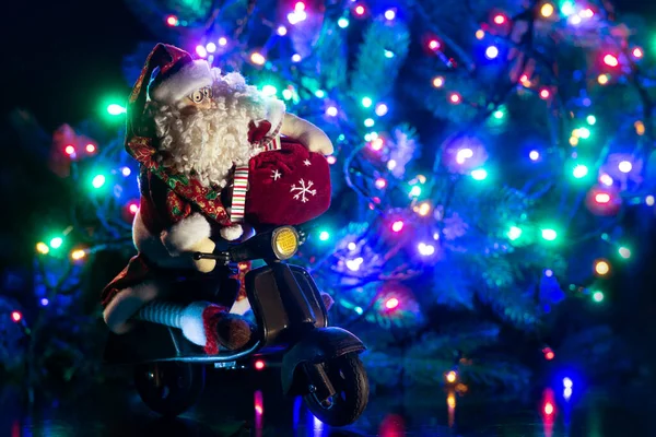 Rag Santa Claus Auf Einem Spielzeug Motorroller Mit Einer Tüte — Stockfoto