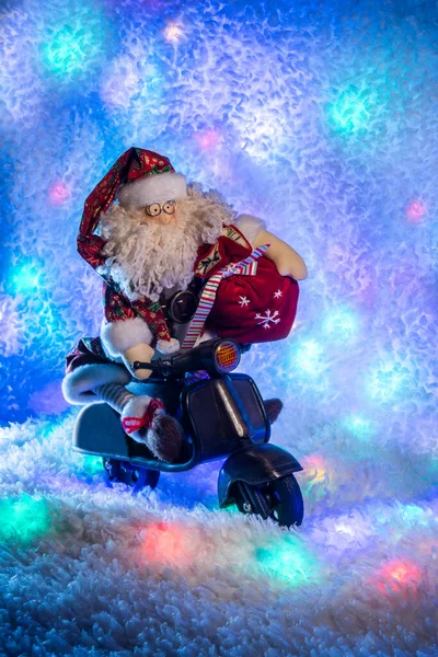 Rag Santa Claus Auf Einem Spielzeug Motorroller Mit Einer Tüte — Stockfoto