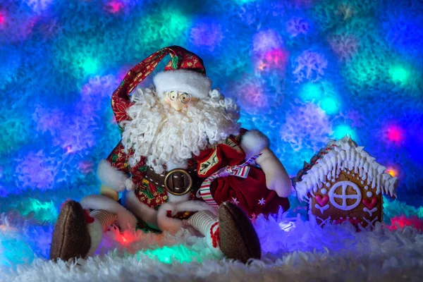 Spielzeug Weihnachtsmann Mit Einer Tüte Voller Verwandtschaftsgeschenke — Stockfoto