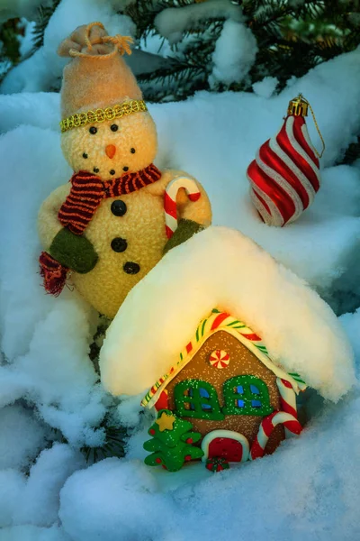 Spielzeug Schneemann Mit Weihnachtsdekoration — Stockfoto