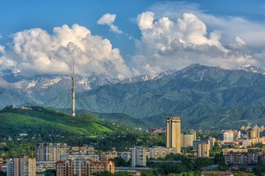 Almaty şehrinin merkezi havadan görünüşü ile Zailiyskiy Alatau dağlarının arka planı karşı karşıya. 