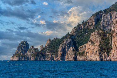 Bulutlu bir gökyüzünün altındaki İtalyan tatil köyü Capri 'nin resimli uçurumları
