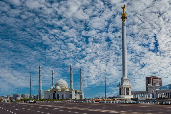 アスタナの表情豊かな空を背景に 夏の日に独立記念碑とハズレット スルタン モスク — ストック写真