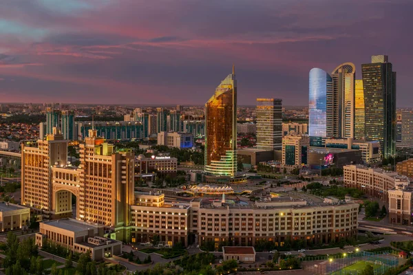  Kazakistan 'ın merkez kısmının kuş bakışı görüntüsü - Astana şehri ve petrol ve gaz şirketi Kazmunaigas' ın ön plandaki ofisi