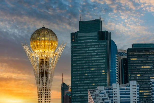 バイエルク記念碑とカザフスタンの首都の高層ビル アスタナ市 — ストック写真