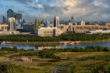 Astana şehrinin merkezi manzarası Kazakistan Başkanı 'nın yazlık gökyüzünün altında ikamet ettiği yer.