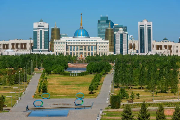 哈萨克斯坦总统 议会和参议院在阿斯塔纳市官邸的最高视图 — 图库照片