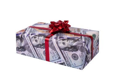 Beyaz arka planda 100 dolarlık resimle ambalaj kağıdına sarılı ayrı bir hediye kutusu.
