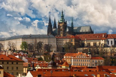 Charles Köprüsü 'nden Başkanlık Sarayı' na ve Prag 'daki St. Vitus Katedrali' ne manzara