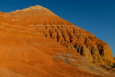 Kazakistan 'daki Altyn Emel Ulusal Parkı' nın dağlarında katmanlı kırmızı kil yatakları