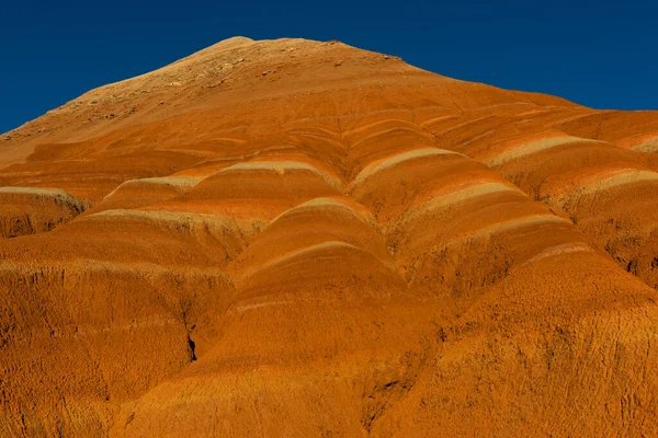 Schichtenablagerungen Von Rotem Ton Den Bergen Des Altyn Emel Nationalparks — Stockfoto