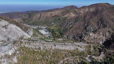 Kazakistan 'ın Almaty kentindeki Medeu buz stadyumunun yakınındaki çamur akıntısını koruyan barajın hava görüntüsü..